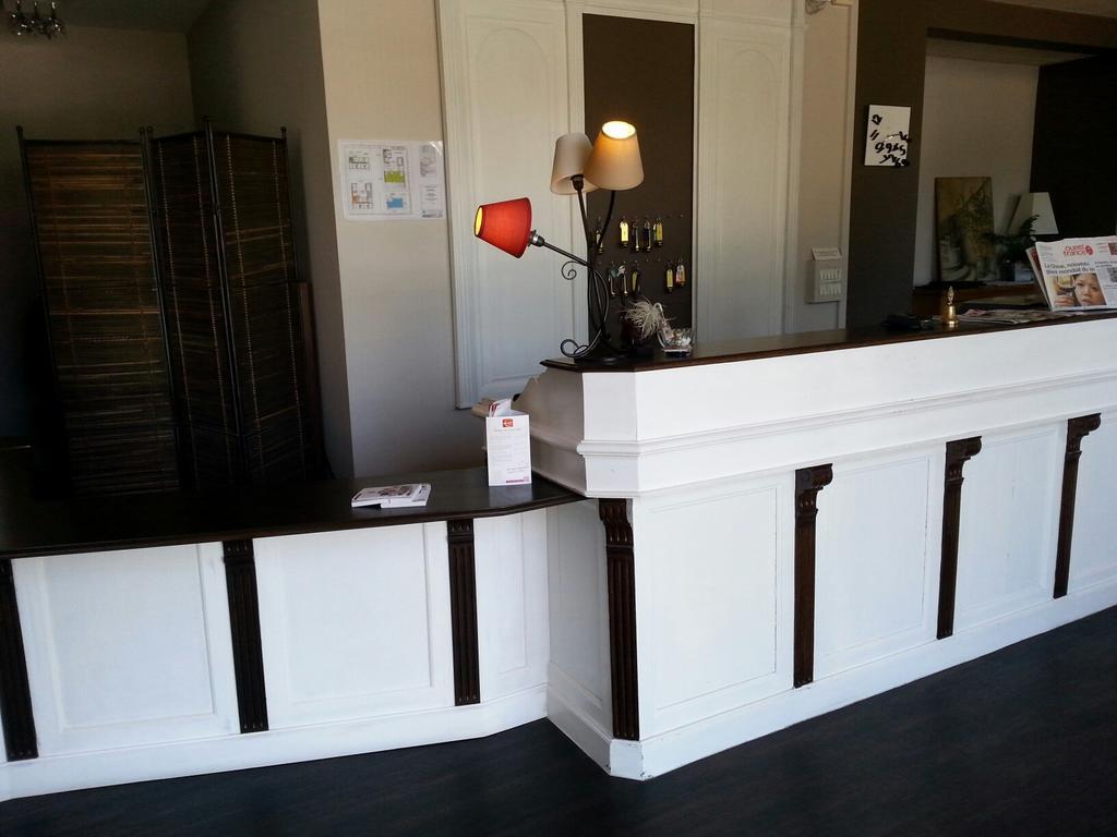 Contact Hotel Du Cerf Château-Gontier Zewnętrze zdjęcie