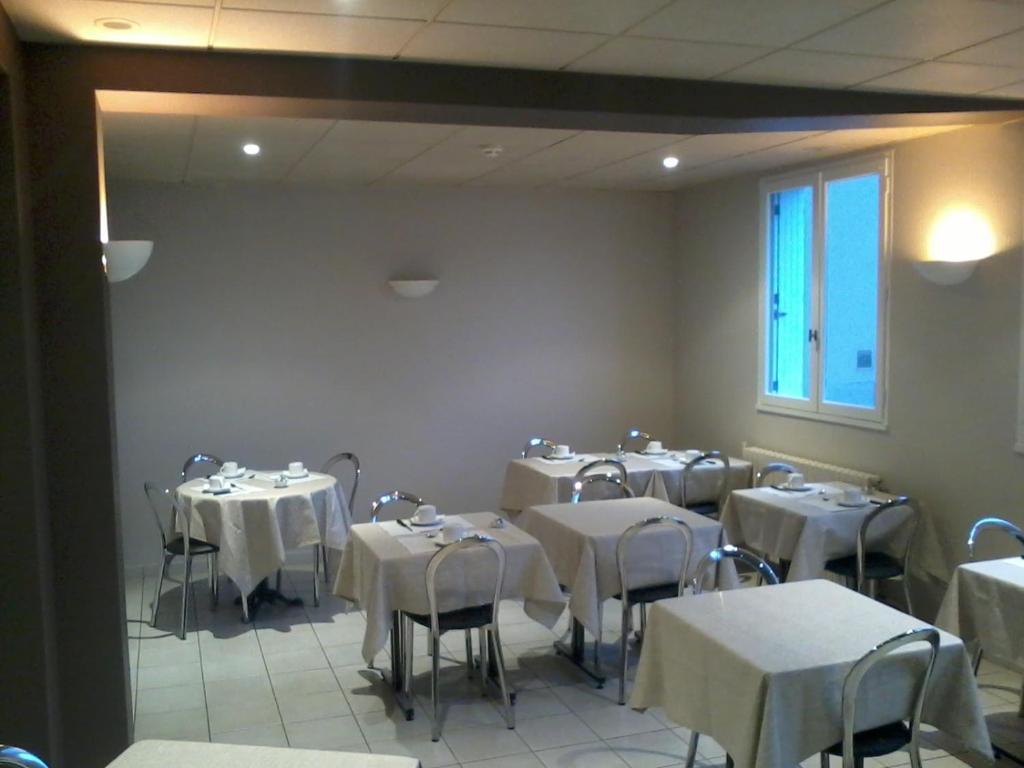 Contact Hotel Du Cerf Château-Gontier Zewnętrze zdjęcie