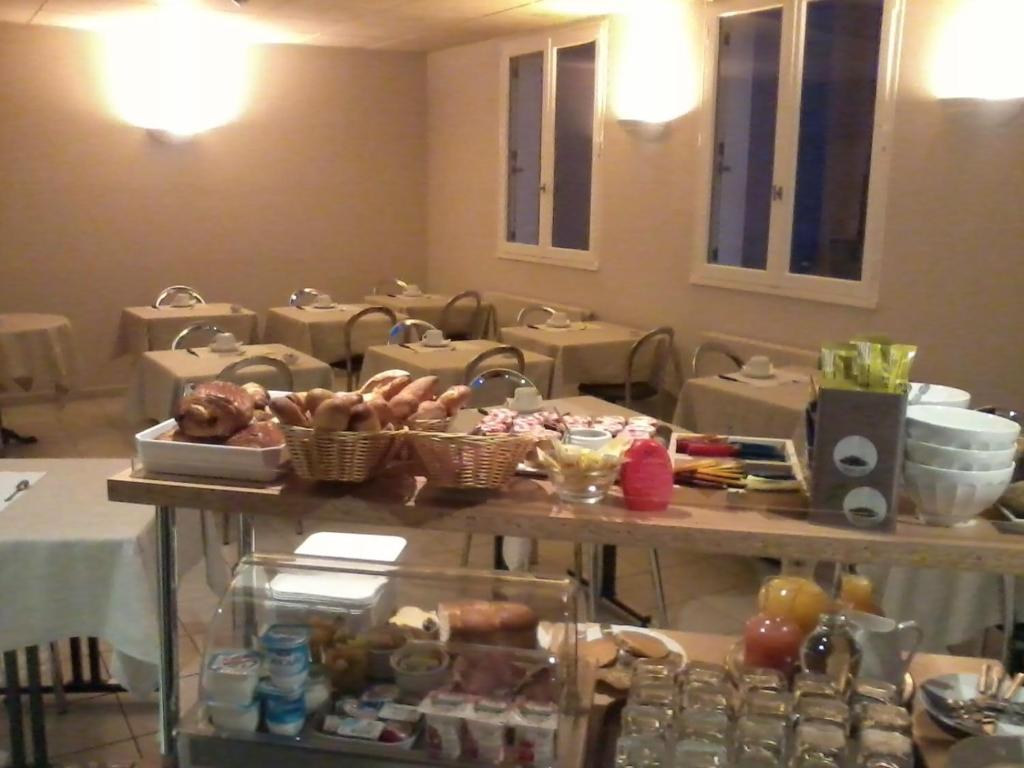 Contact Hotel Du Cerf Château-Gontier Zewnętrze zdjęcie