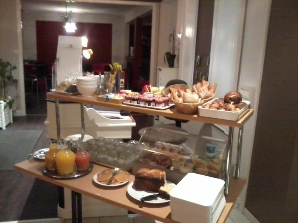 Contact Hotel Du Cerf Château-Gontier Zewnętrze zdjęcie